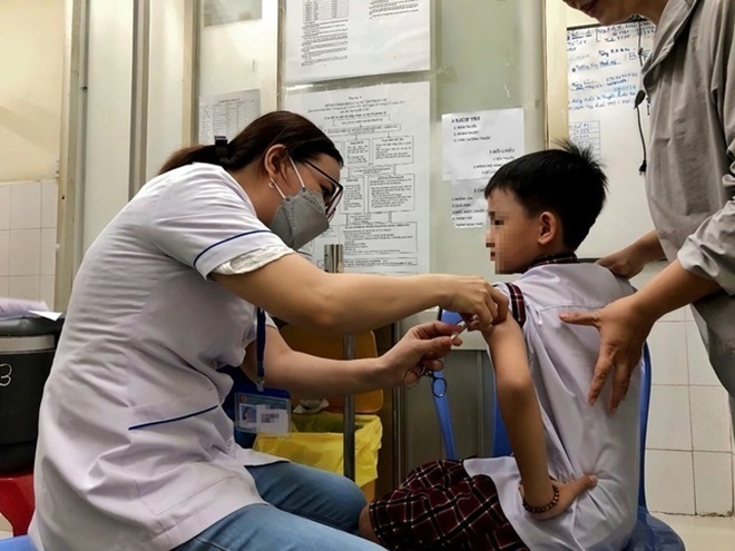 Ngành y tế sẽ tiến hành chiến dịch tiêm bổ sung vaccine sởi - rubella cho tất cả trẻ em từ 1 đến 5 tuổi. Ảnh: Báo Thanh niên.