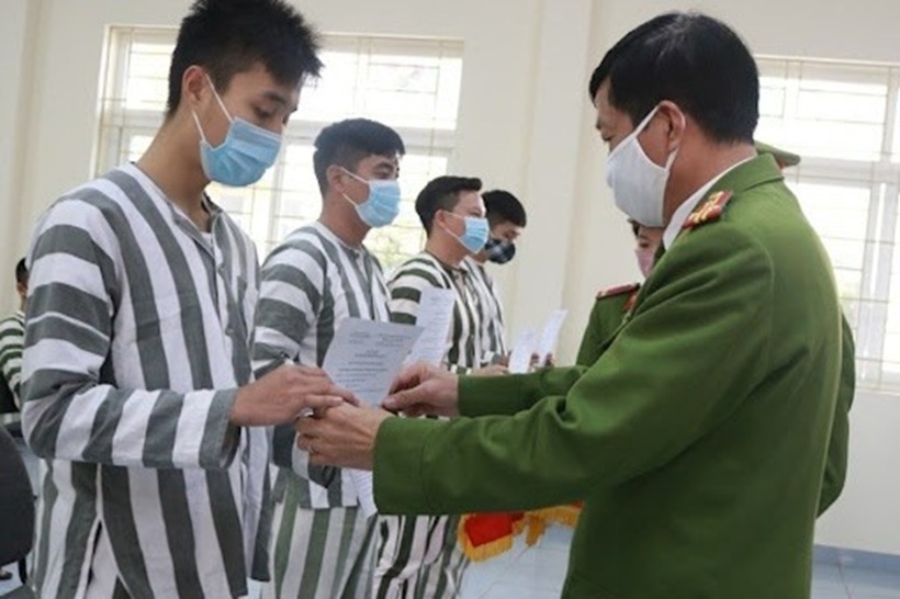 Người được đặc xá không phải là người đương nhiên được xóa án tích. Người được đặc xá chỉ đương nhiên được xóa án tích khi có đủ các điều kiện quy định tại khoản 1, 2, 3 Điều 70 Bộ luật Hình sự năm 2015, sửa đổi, bổ sung năm 2017.