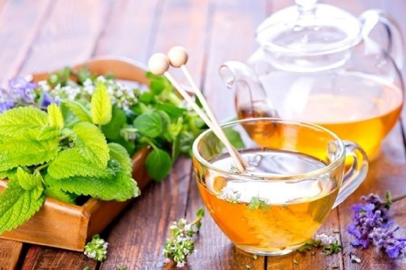 Có thể thay thế trà sữa bằng các loại trà thảo mộc. Ảnh minh họa