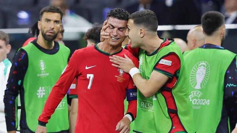 Ronaldo từng nhận chỉ trích vì khóc nức nở ở trận gặp Slovenia.