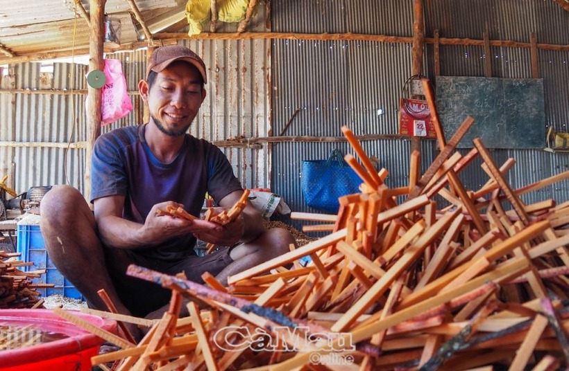 Nhờ làm đũa đước, anh Đại có thu nhập ổn định. Ảnh: Báo Cà Mau
