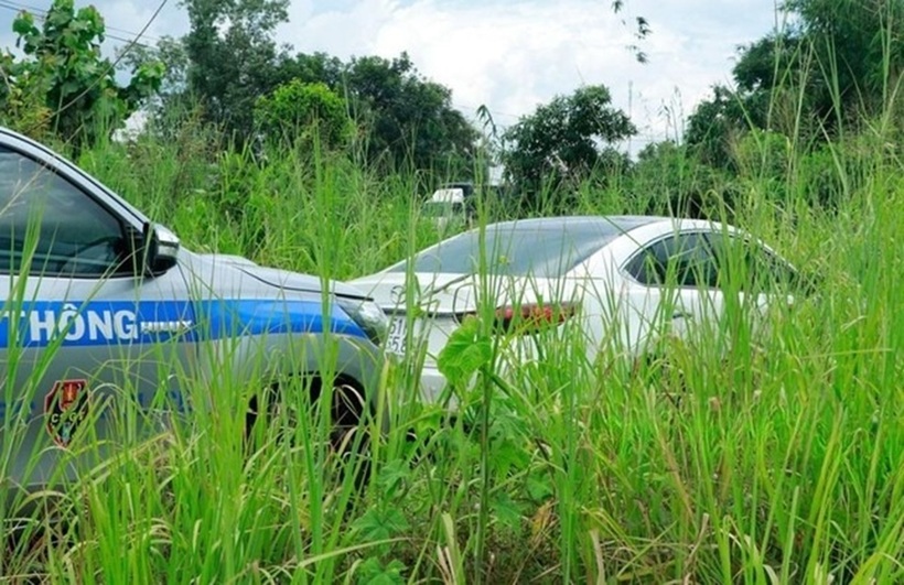 Tài xế điều khiển ô tô biển đẹp lao vào bãi cỏ bên đường sau khi bỏ chạy hơn 20km. Ảnh: Tiền phong