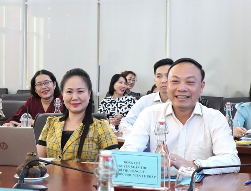 TS. Nguyễn Xuân Thu - Giám đốc Học viện Tư pháp và PGS.TS. Nguyễn Minh Hằng - Phó Giám đốc Học viện Tư pháp (Ảnh: Mạnh Quốc).