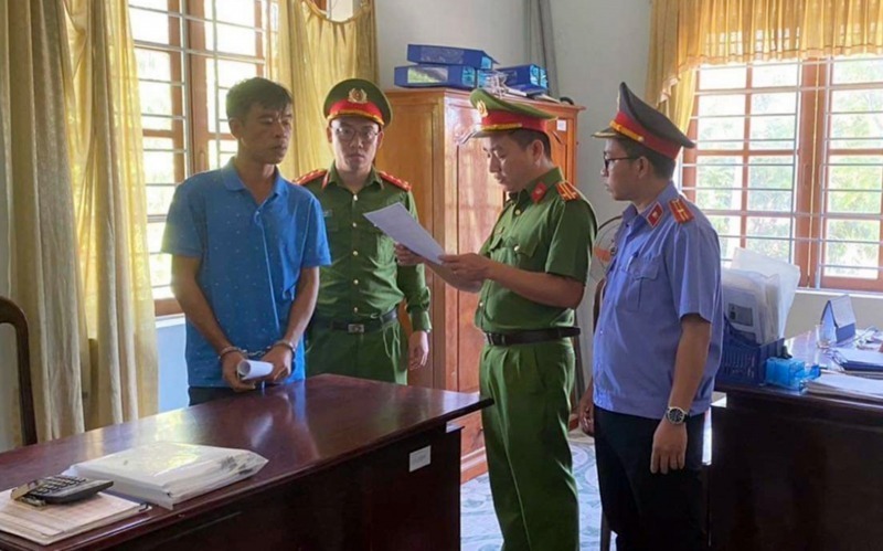 Cơ quan điều tra thi hành Lệnh bắt bị can để tạm giam đối với Lương Văn Thuấn. Ảnh: Báo Công an nhân dân