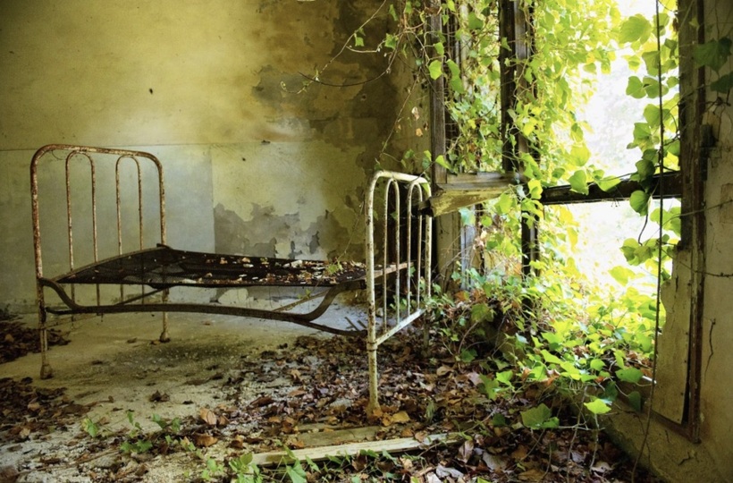 Khung cảnh bên trong các công trình trên Đảo Poveglia