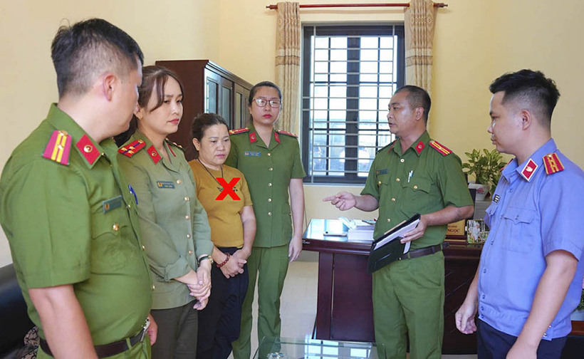 Cơ quan chức năng tiến hành các thủ tục tố tụng, bắt tạm giam Vì Thị Tiên, đối tượng lừa 400 triệu đồng để xin việc. Ảnh: CACC