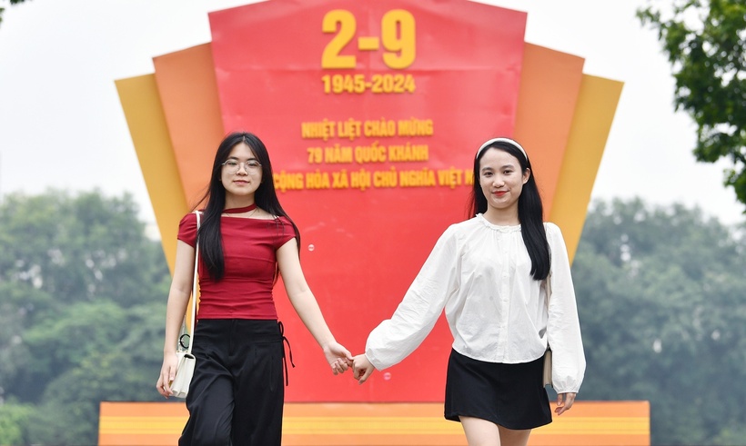 Đường phố Hà Nội được tô điểm bởi sắc đỏ của cờ hoa, những tấm pano và áp phích chào mừng 79 năm ngày Quốc khánh (2/9/1945-2/9/2024). (Ảnh: VietnamNet)