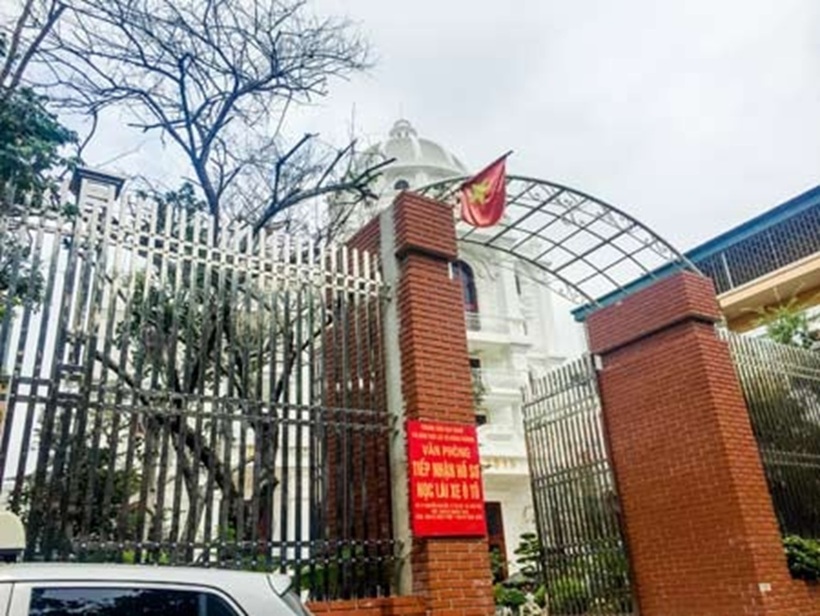 Cổng vào căn biệt thự.