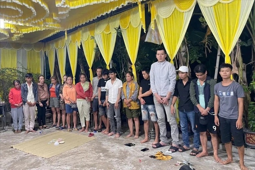 Những người liên quan đến vụ việc chơi xóc đĩa trong đám tang ở huyện Đại Lộc. Ảnh: Công an Quảng Nam