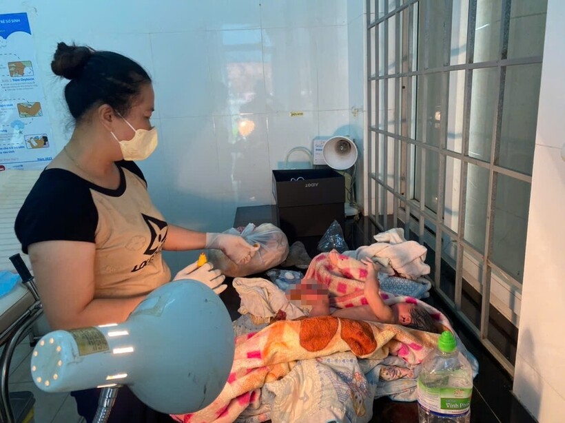 Bé trai đang được chăm sóc tại Trạm y tế xã Quảng Sơn.