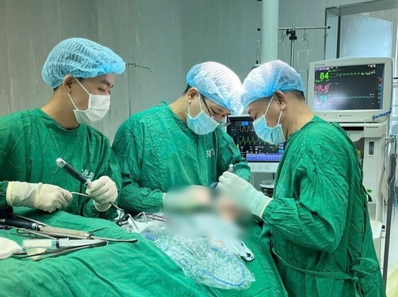 Các bác sĩ tiến hành phẫu thuật cho người bệnh. Ảnh: Sức Khỏe & Đời Sống