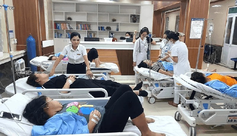 Những người nghi bị ngộ độc được điều trị tại bệnh viện. Ảnh: Báo Công an nhân dân