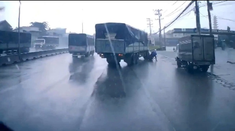 Thời điểm xảy ra vụ tài xế xe tải nghi cố tình cán chết người. Ảnh: Công lý