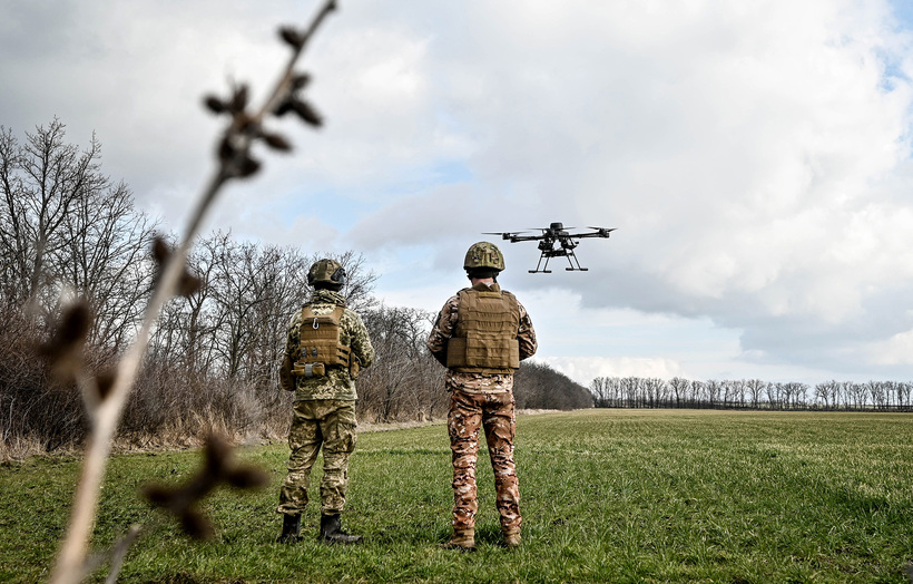 Binh sĩ Ukraine điều khiển UAV. Ảnh: Reuters