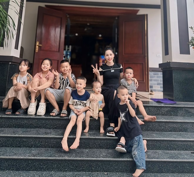 Từ ngày làm mẹ của 6 bé, các chuyến du lịch của vợ chồng chị thường “theo đoàn”. Ảnh: Arttimes.vn.