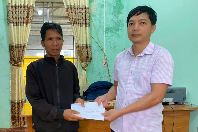 Lãnh đạo UBND xã Chư Pơng đã đến thăm hỏi, động viên gia đình. Ảnh: Dân Trí