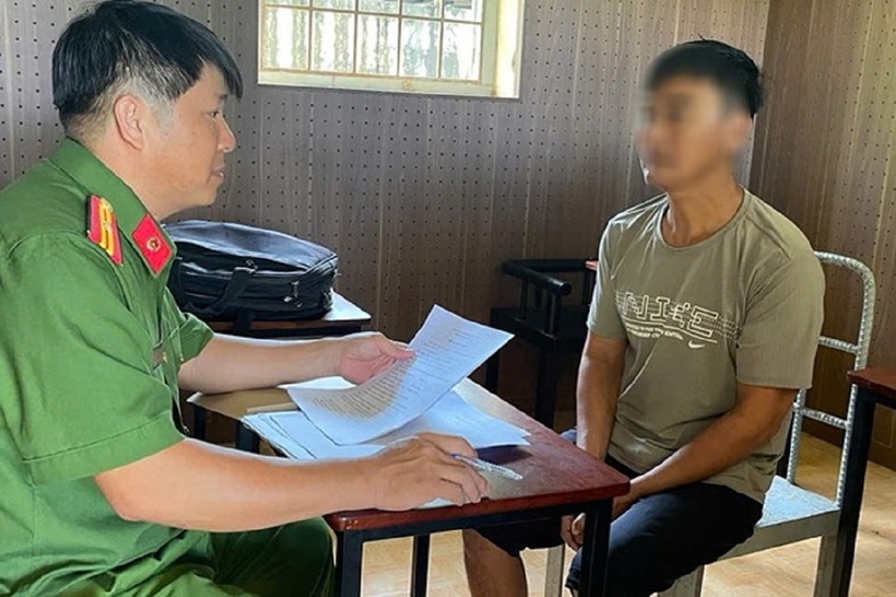 Nghi phạm xâm hại cháu gái của vợ tại cơ quan công an. Ảnh: Công an tỉnh Bình Thuận
