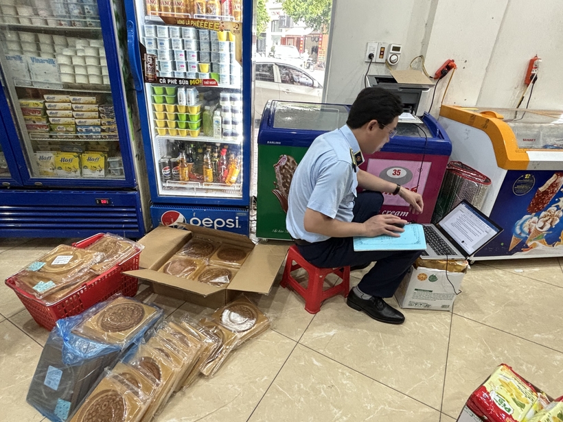 Lực lượng chức năng lập biên bản tại hiện trường. Ảnh: Tổng cục QLTT.
