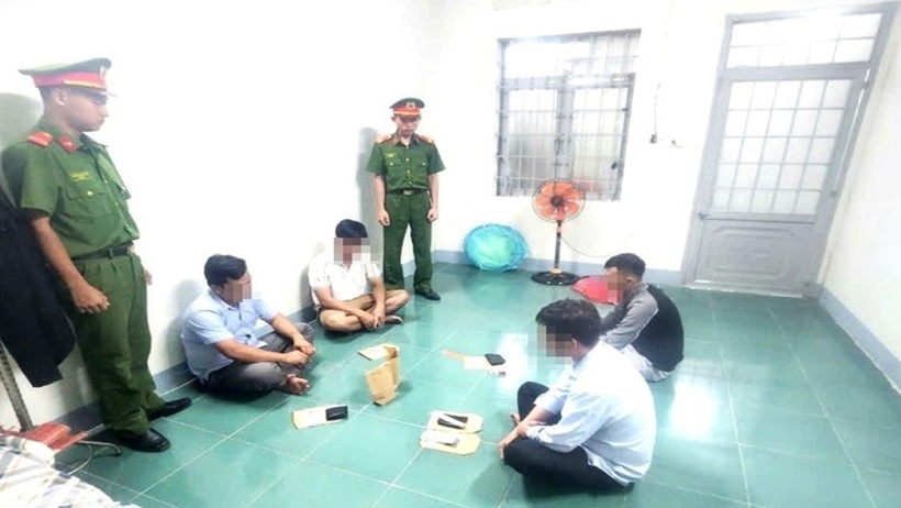 Công an ập vào bắt quả tang nhóm nhân viên văn phòng đăng ký đất đai đánh bạc. (Ảnh: Công an)