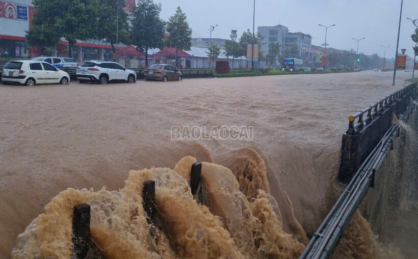 Điểm ngập trên đại lộ Trần Hưng Đạo. (Ảnh: Báo Lào Cai)