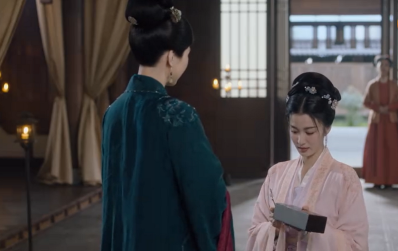 Sở thái phi tặng cho Liễu Miên Đường một chiếc trâm.