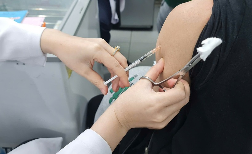 Tất cả trẻ 1-5 tuổi tại TP.HCM sẽ được tiêm bổ sung một mũi sởi-rubella, trẻ 6-10 tuổi chưa tiêm đủ sẽ được tiêm bù. Ảnh minh họa