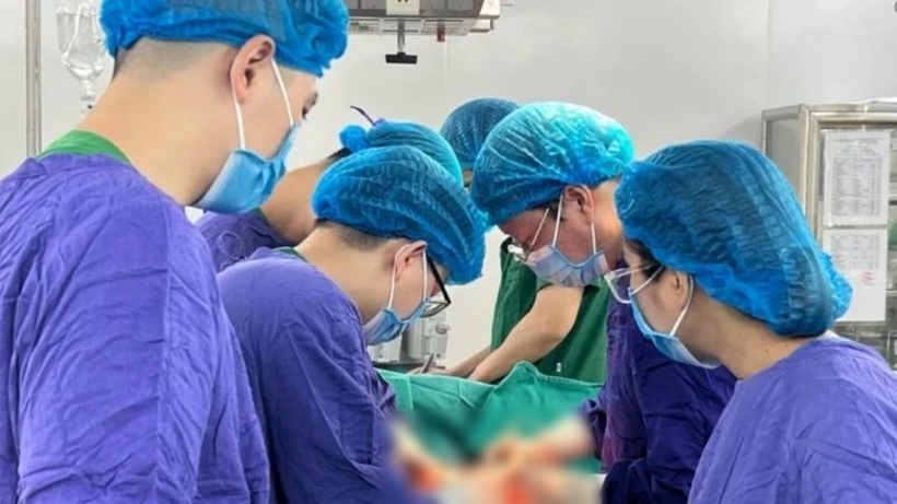 Các bác sĩ thực hiện ca phẫu thuật. Ảnh: Nhân Dân