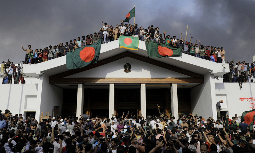 Người biểu tình ở Bangladesh xông vào Phủ Thủ tướng ở thủ đô Dhaka gâyra tình trạng hỗ loạn, tháng 8/2024.