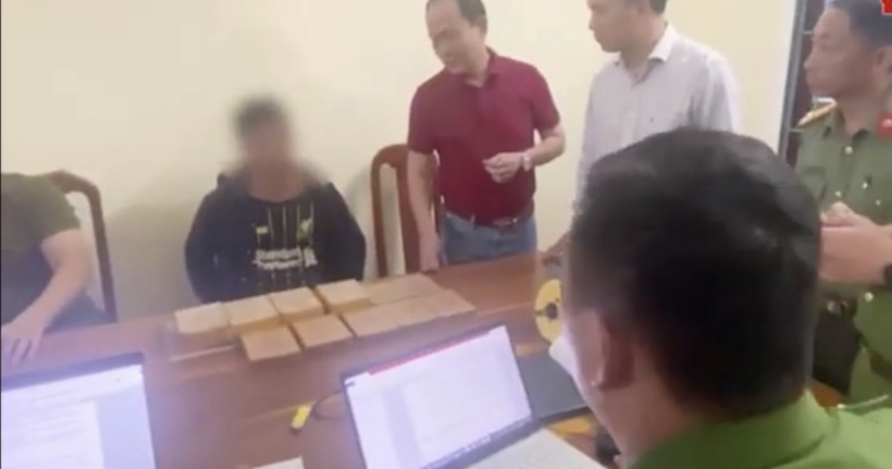 Đối tượng S.A.T. cùng tang vật bị bắt giữ. (Ảnh: Điện Biên).