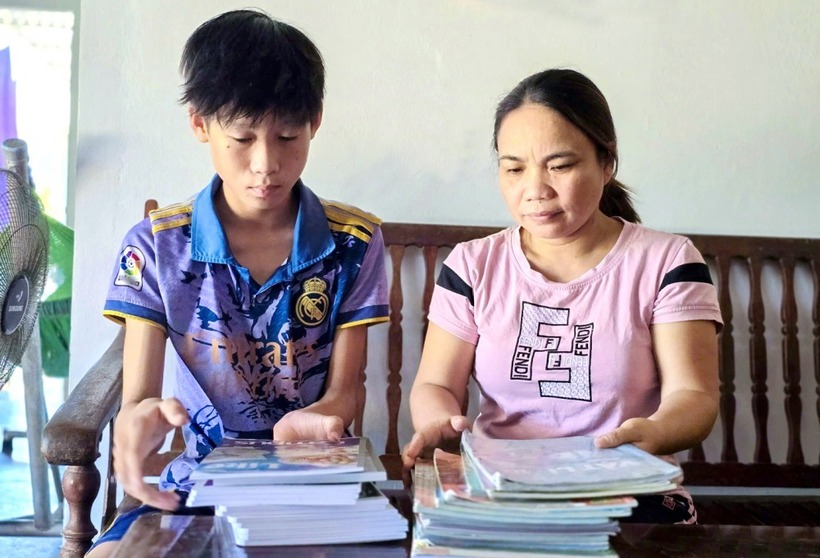 Cô Hoàng Thị Thái Hòa động viên em Hoàng Danh Hồng Lĩnh trước năm học mới. Ảnh: Phụ nữ TP.HCM