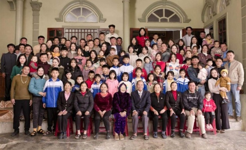 Hình ảnh đại gia đình đứng chật kín thềm nhà gây ấn tượng với cộng đồng mạng. Ảnh: Tạp chí Nông thôn Việt.