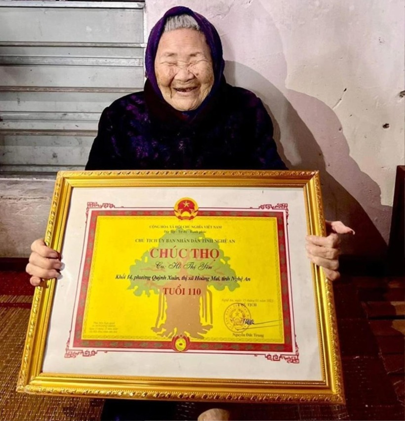 Cụ Yên đón nhận tấm bằng chúc thọ 110 tuổi của Chủ tịch UBND tỉnh Nghệ An vào năm 2023. Ảnh: Saostar.
