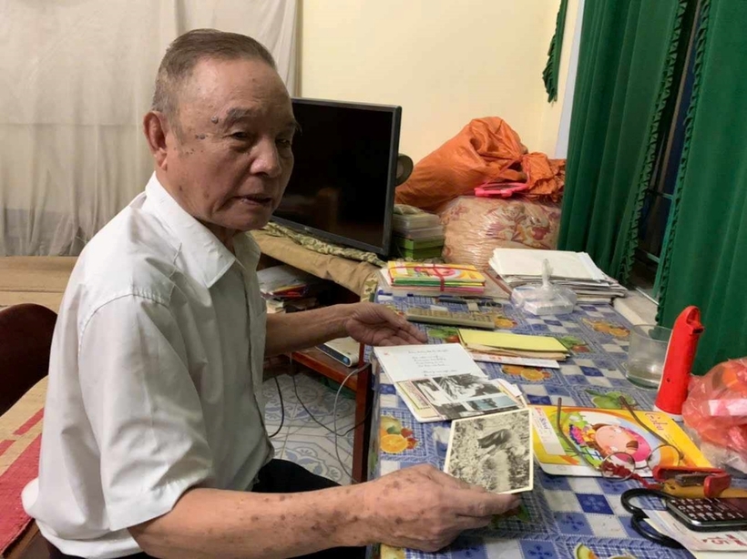 Dù hơn 80 tuổi, hàng ngày ông Trần Đức Hồi vẫn miệt mài ghi chép, đọc lại những tài liệu về Bác Hồ.