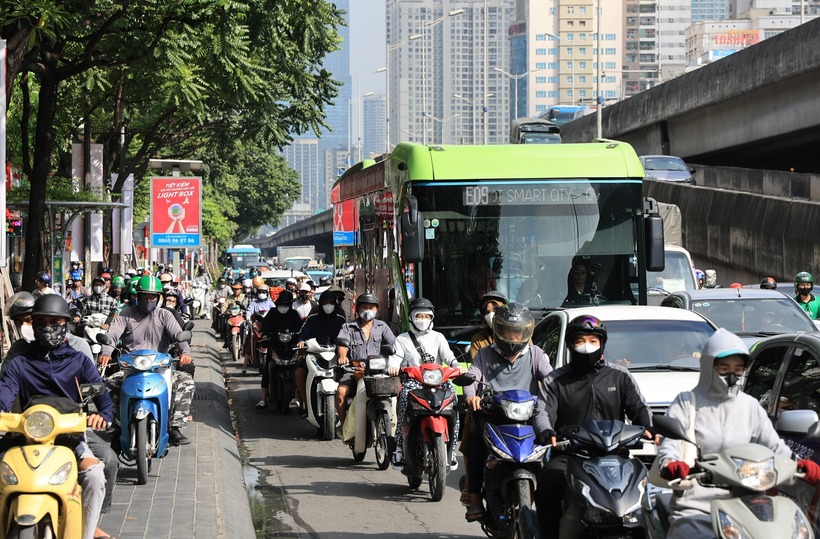 Đường Khuất Duy Tiến hướng đi Nguyễn Trãi, Nguyễn Xiển luôn ken đặc phương tiện cả dưới lòng đường, trên vỉa hè.