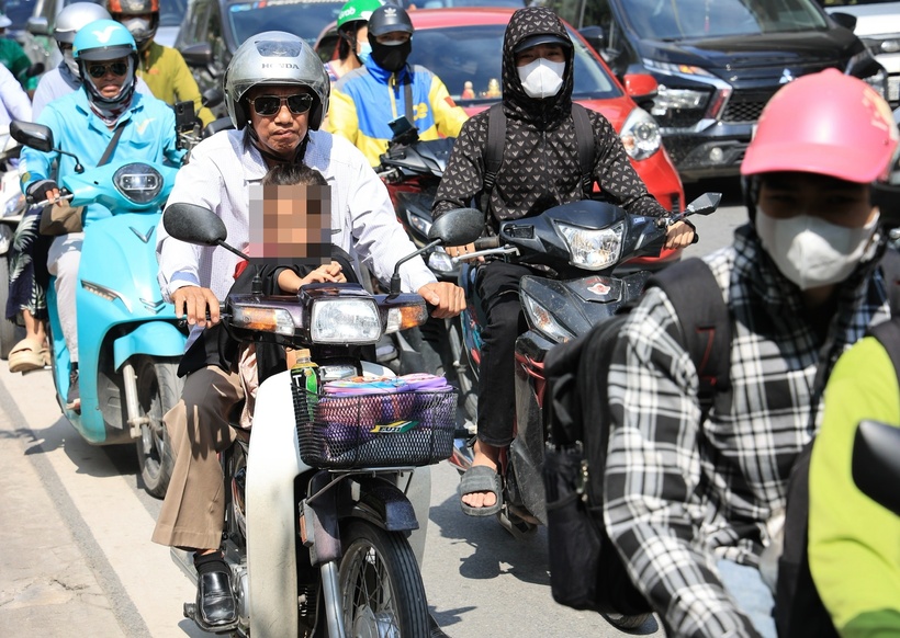 Trên các chuyến xe máy, nhiều gia đình mang theo con nhỏ về quê.