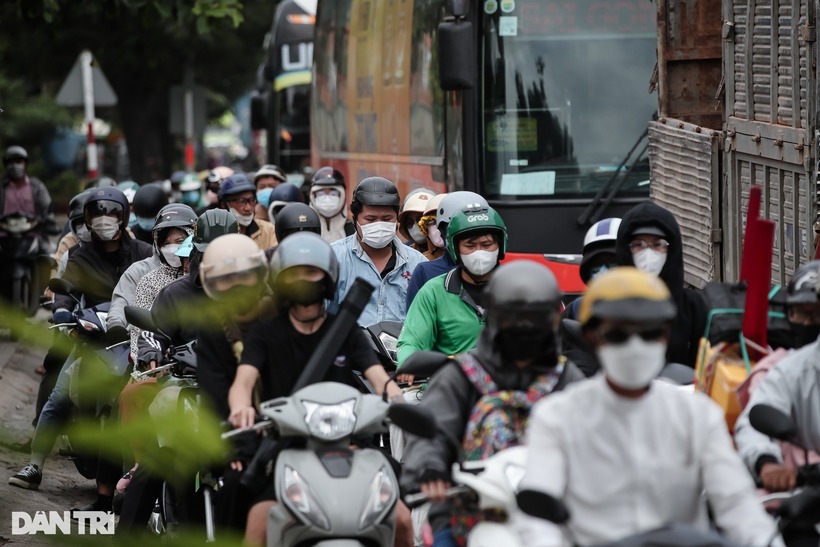 Khu vực làn đường dành cho xe máy cũng đông nghịt người trong sáng 31/8.