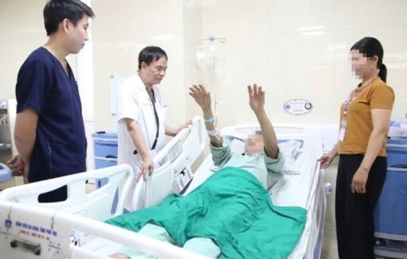 Bác sĩ thăm khám cho người bệnh sau can thiệp. Ảnh: Tri Thức