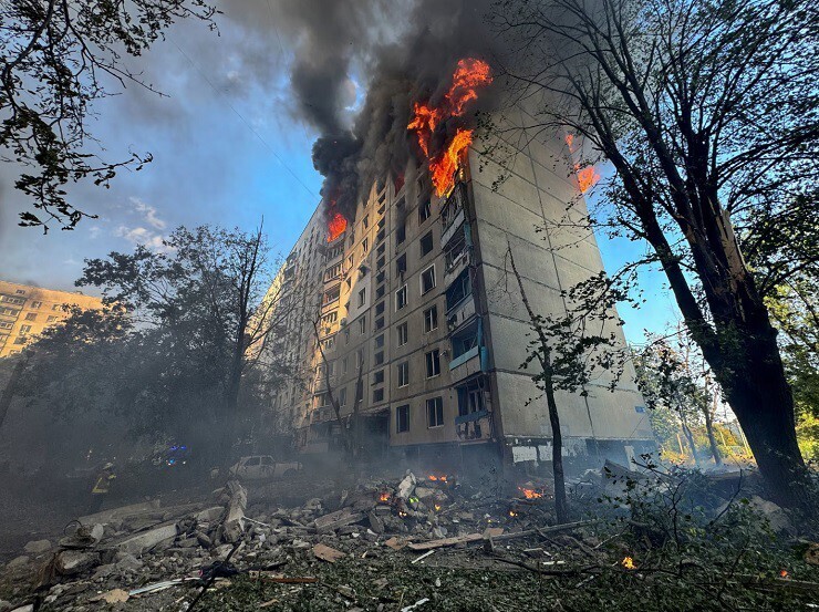 Một tòa nhà cao tầng ở thành phố Kharkiv. Ảnh: Reuters.