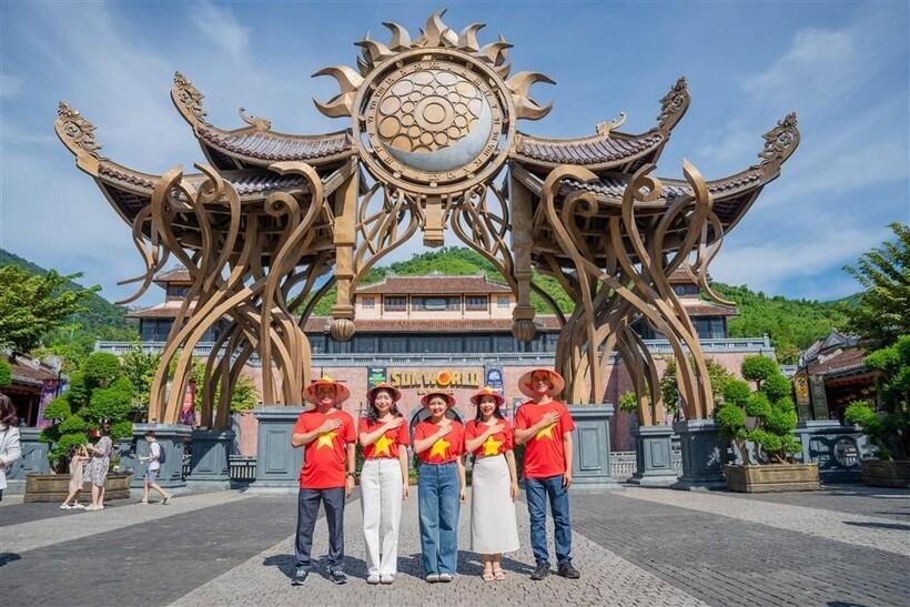 Đà Nẵng: Đông đảo du khách diện áo cờ đỏ sao vàng check in Bà Nà dịp 2/9 - 1