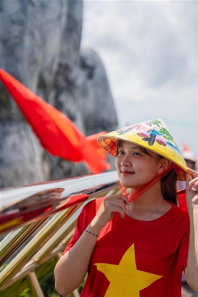 Đà Nẵng: Đông đảo du khách diện áo cờ đỏ sao vàng check in Bà Nà dịp 2/9 - 3