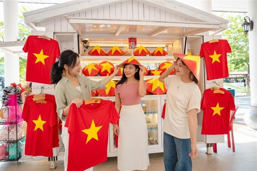 Đà Nẵng: Đông đảo du khách diện áo cờ đỏ sao vàng check in Bà Nà dịp 2/9 - 8