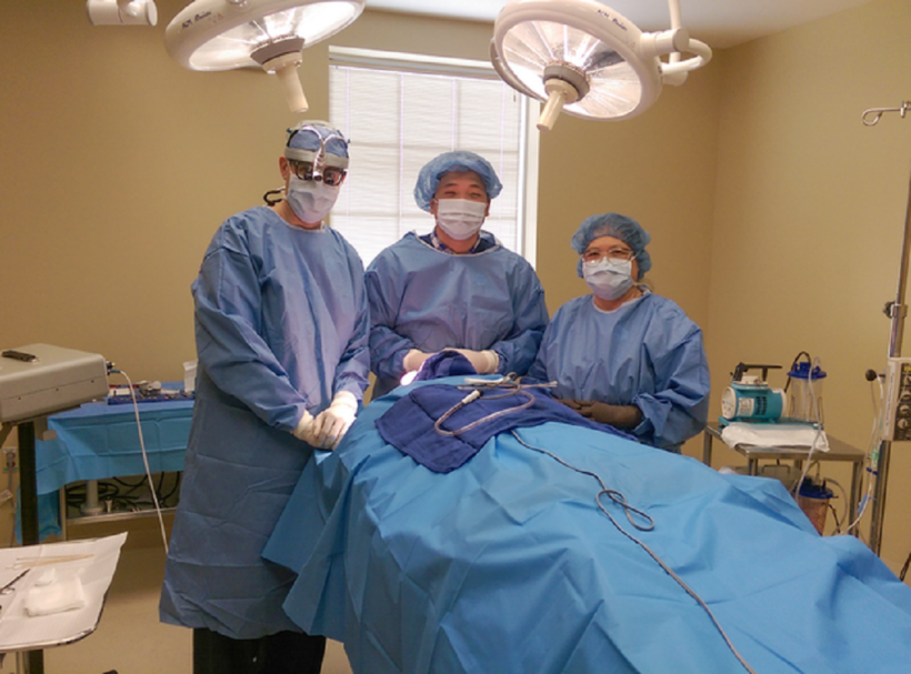 Bác sĩ Trần Nguyên Giáp (ở giữa).