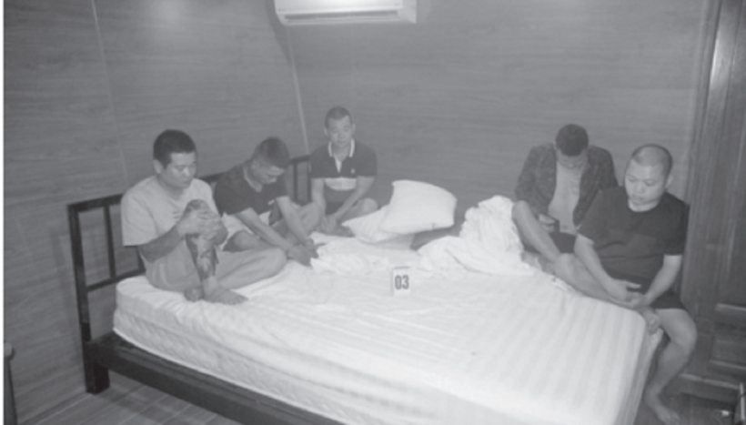 Các đối tượng bị bắt quả tang sử dụng ma túy trong nhà nghỉ (Ảnh: Công an tỉnh Quảng Bình).