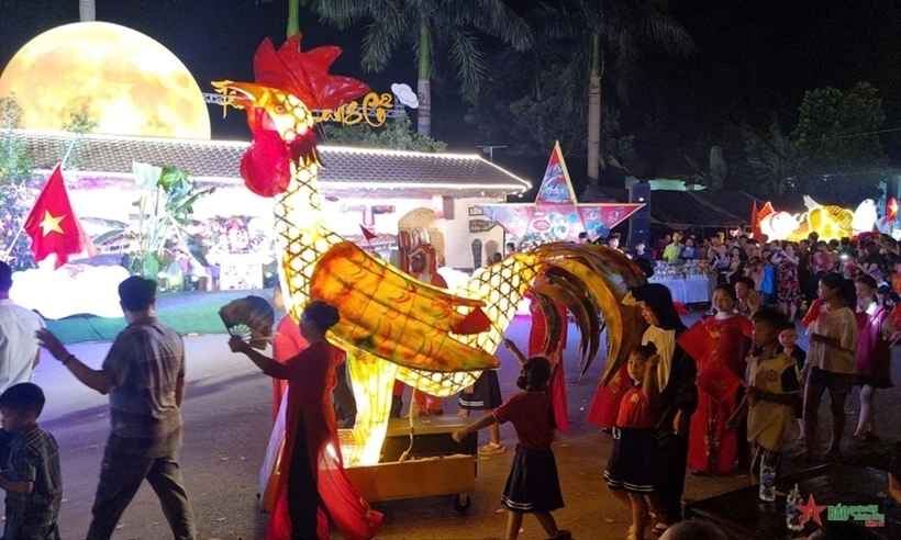 Các mô hình đèn Trung thu được mô phỏng theo hình tượng nhân vật lịch sử, truyền thuyết dân gian, con vật yêu thích trong truyện cổ tích, ngụ ngôn, cũng như những hình ảnh được coi là biểu tượng văn hóa, là sản vật đặc trưng của đơn vị mình.