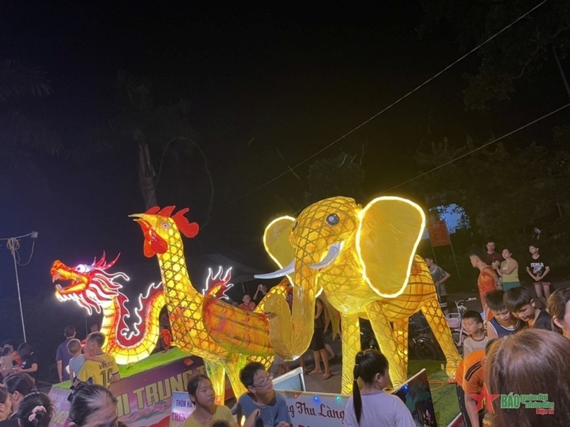 Đội thi thôn Phụ Khang lại mang đến đèn hình voi con để cầu chúc cho nhân dân thôn Phụ Khang và xã Đường Lâm một năm sức khỏe, may mắn. Trong truyền thuyết đầu tiên của người Việt có nhắc đến voi chín ngà là một trong số những đồ sính lễ mà Vua Hùng bắt buộc Sơn Tinh, Thủy Tinh phải mang đến để cầu hôn Mị Nương.