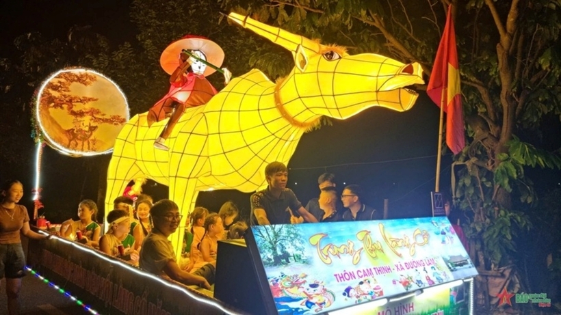 Đội thi thôn Cam Thịnh mang đến hội thi đèn lồng hình trâu vàng, ngồi vắt vẻo trên lưng trâu là một mục đồng ngồi thổi sáo. Con trâu đi vào văn hóa Việt, trở thành hình ảnh quen thuộc, biểu trưng cho sự chăm chỉ, hiền lành, khỏe mạnh, chất phác; là nét văn hóa đồng quê bình dị, mộc mạc.