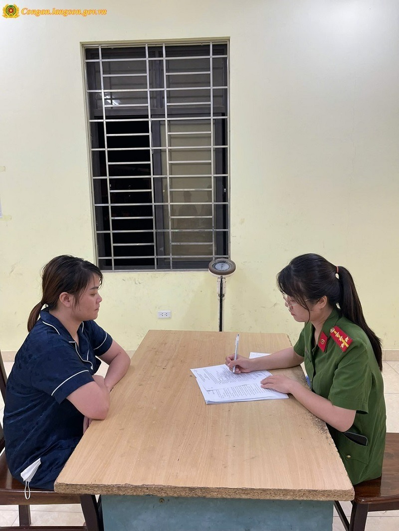 Đối tượng Lý Thị Lan tại cơ quan công an. Ảnh: Công an tỉnh Lạng Sơn.