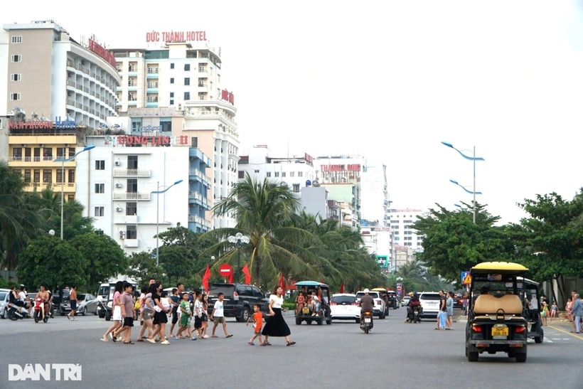 Dọc đường Hồ Xuân Hương, lượng phương tiện và du khách lưu thông nhiều, dịch vụ xe điện trở nên bận rộn hơn so với ngày đầu nghỉ lễ. Các bãi giữ xe dọc con đường này luôn trong tình trạng chật kín.