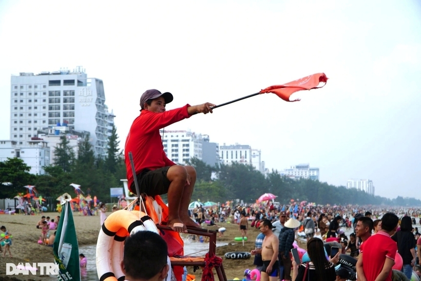 "Do lượng người đông, địa phương đã cắt cử 55 cán bộ trong đội cứu hộ thường xuyên ở bãi biển để nhắc nhở du khách không tắm ngoài xa", ông Hưng nói.