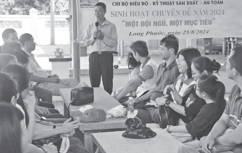Ông Võ Thành Đức (cán bộ Trung tâm Văn hóa thông tin TP Bà Rịa) thuyết minh cho du khách về lịch sử địa đạo Long Phước. (Ảnh: H.H).